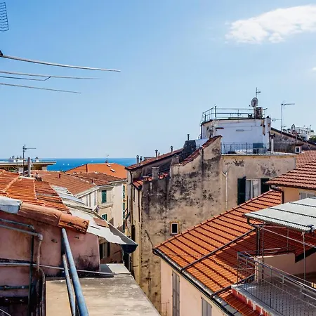 Amazing With Private Parking *