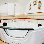 Guesthost - Amazing With Private Parking Apartment *