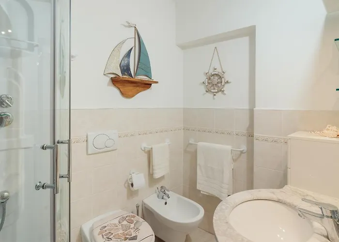 Guesthost - Amazing With Private Parking Apartment